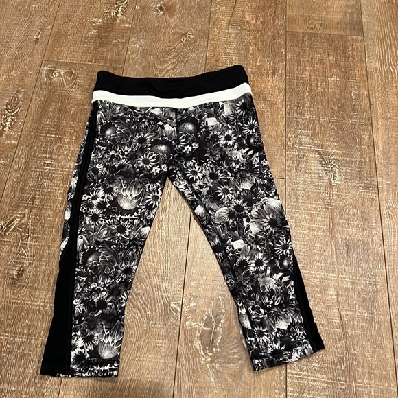 Lululemon Up The Pace Crop Flowabunga Black Angel Wing Cropped Leggings - Picture 2 of 6